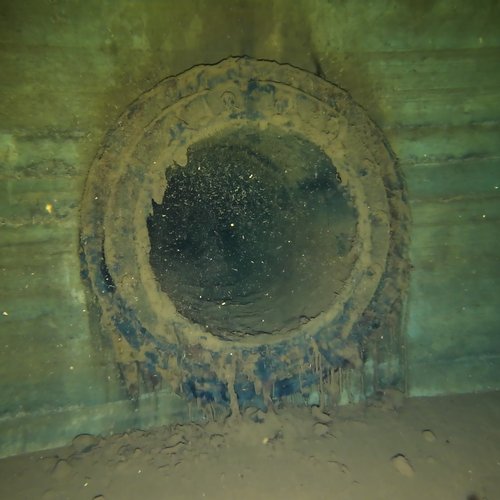 Sprinklertank-Inspektion: Betontank, 15 Jahre – Rohrablass Starke Kalkablagerungen Bodensicht